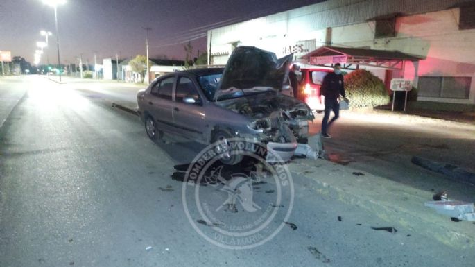 Un auto chocó contra un poste y dos ocupantes debieron ser trasladados al Pasteur