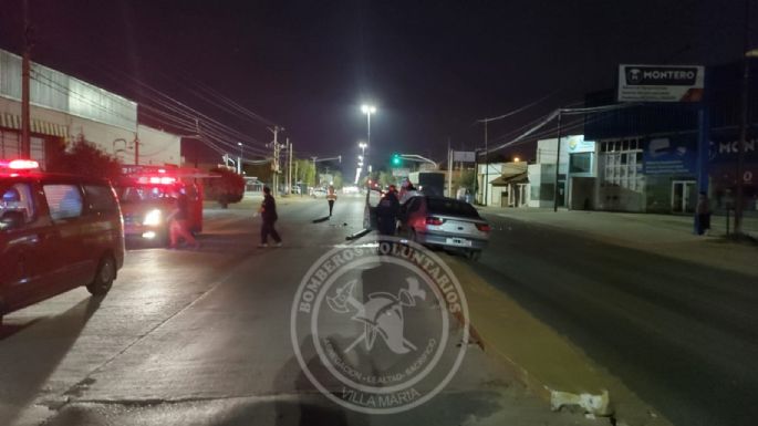 Un auto chocó contra un poste y dos ocupantes debieron ser trasladados al Pasteur