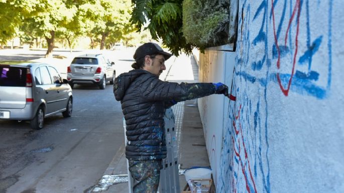 Comenzaron a pintar el mural en el Puente Alberdi