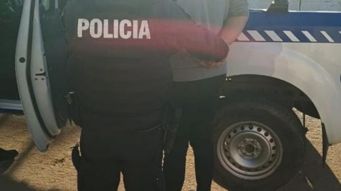 Se quiso escapar de un control y terminó cayendo de su moto junto a su acompañante
