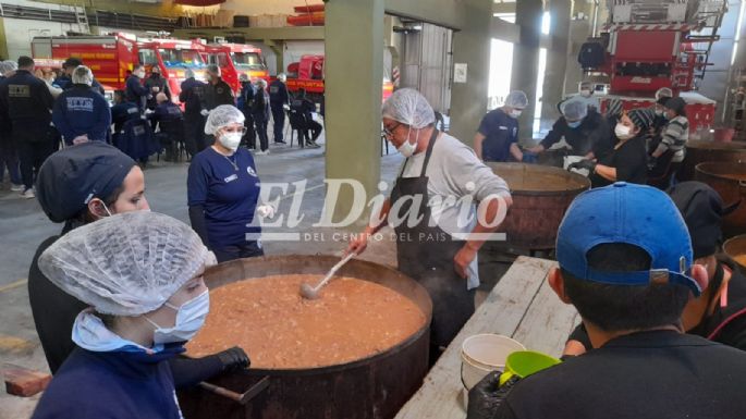Bomberos comenzaron a entregar el locro