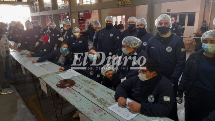 Bomberos comenzaron a entregar el locro