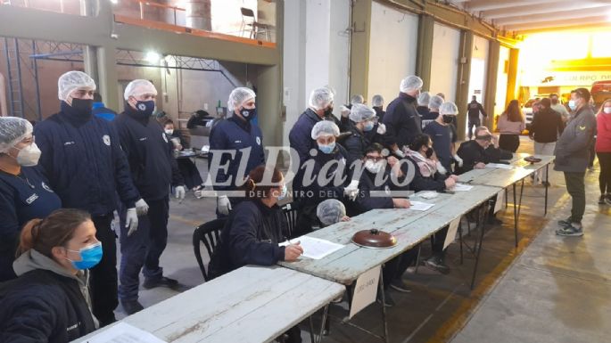 Bomberos comenzaron a entregar el locro