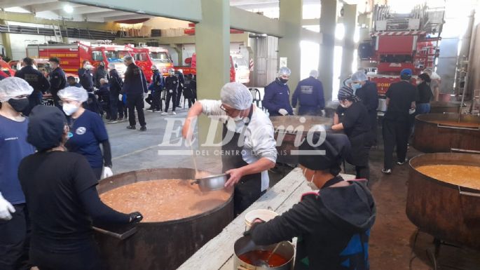Bomberos comenzaron a entregar el locro