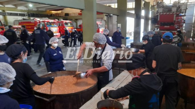 Bomberos comenzaron a entregar el locro