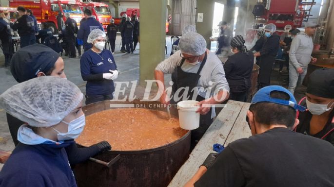Bomberos comenzaron a entregar el locro