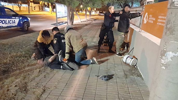 Detuvieron a dos limpiavidrios con la ayuda de un par de cadetes