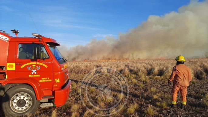 Bomberos trabajaron durante tres horas para sofocar un incendio de pastizales