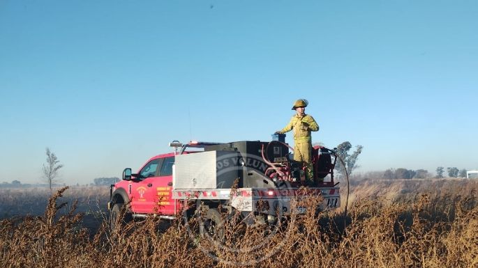 Bomberos trabajaron durante tres horas para sofocar un incendio de pastizales