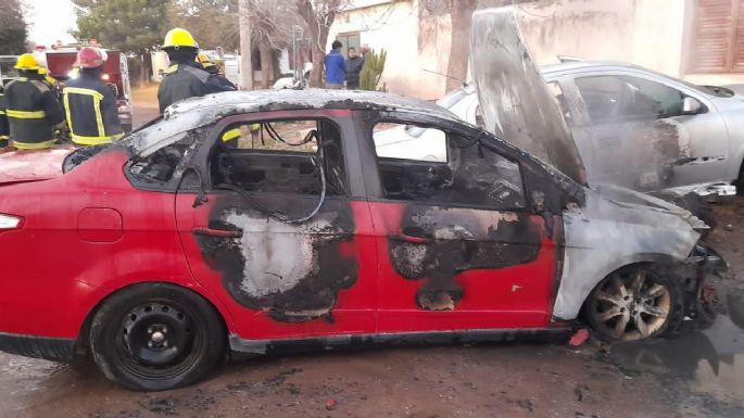 Laguna Larga despertó con un incendio de vehículos