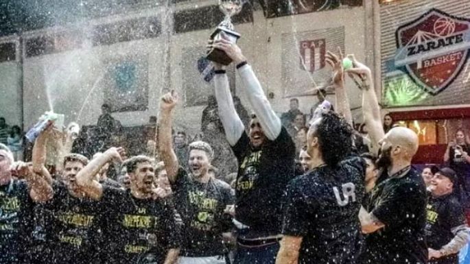 Festejos en Oliva tras la llegada del plantel de Independiente