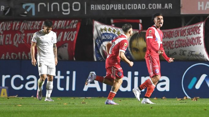 Argentinos Juniors se hizo fuerte en La Paternal y le ganó a Independiente