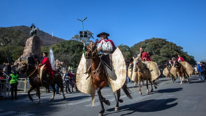 Más de siete mil gauchos desfilaron en honor a Güemes en Salta