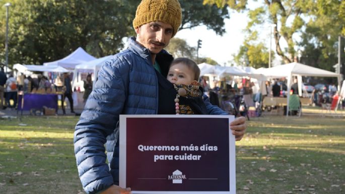 Manifestaron frente al Congreso por la extensión de licencias paternales