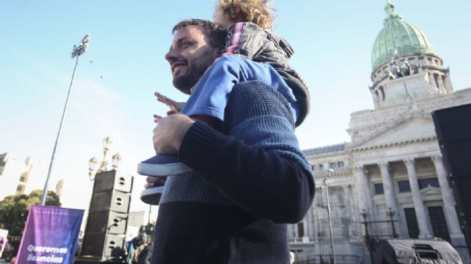 Manifestaron frente al Congreso por la extensión de licencias paternales