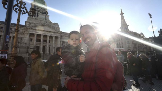 Manifestaron frente al Congreso por la extensión de licencias paternales