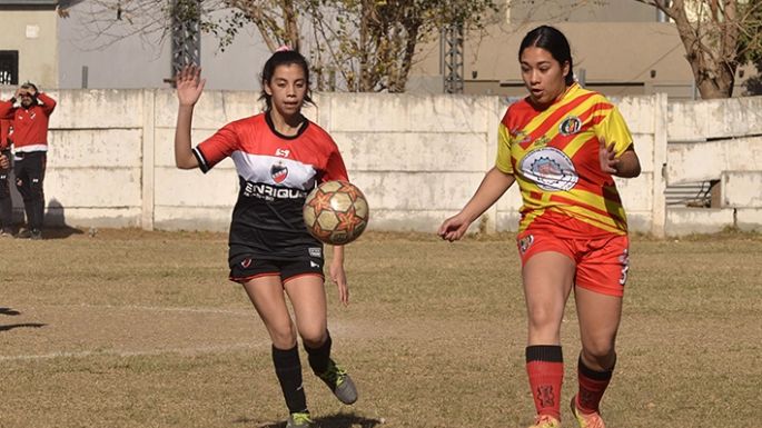 Alumni goleó y mete presión