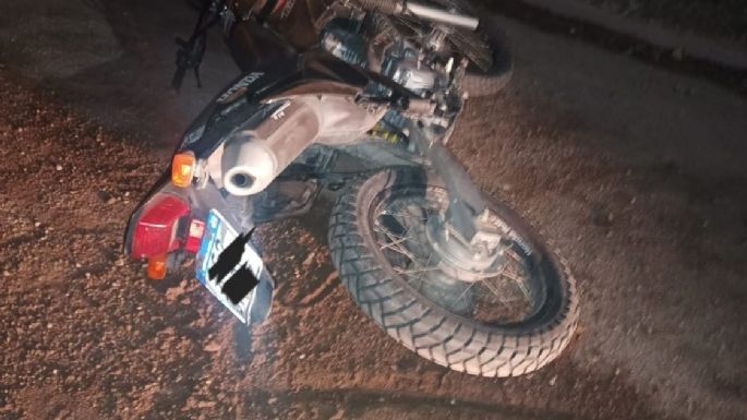 Dos jóvenes resultaron heridos tras chocar en su moto contra un taxi