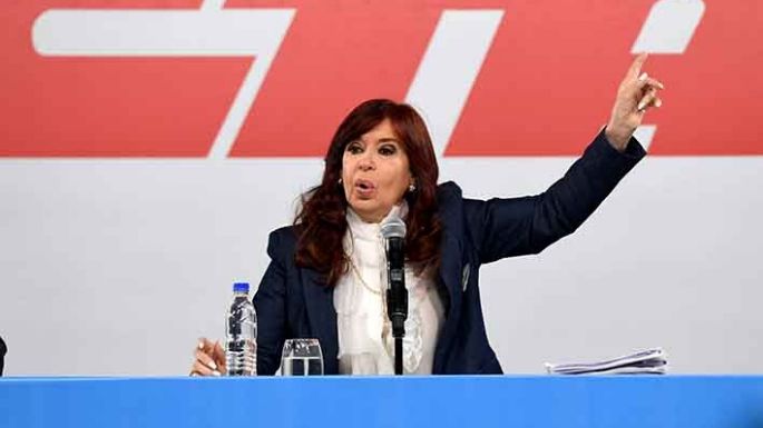 Cristina apuntó a la evasión y  “al endeudamiento criminal”