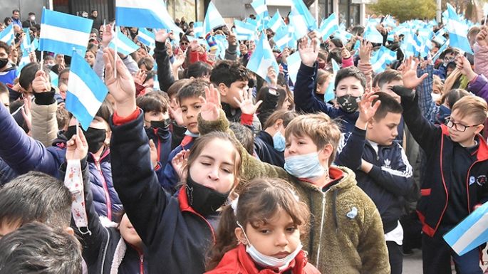 Decenas de niñas y niños le  prometieron lealtad a la Bandera