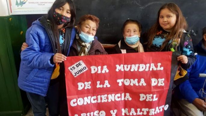 Junto a adultos mayores