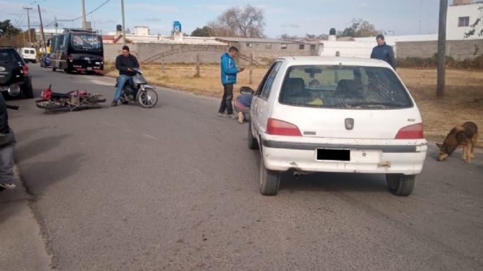 Una joven motociclista sufrió una fractura expuesta al chocar contra un auto