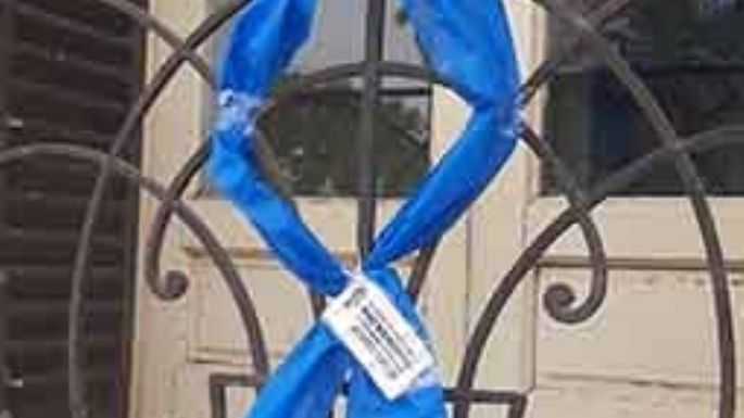 Listones azules en las dependencias municipales