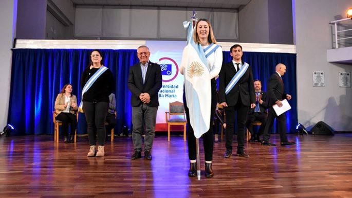 Abanderada y escoltas con promedios superiores a 9