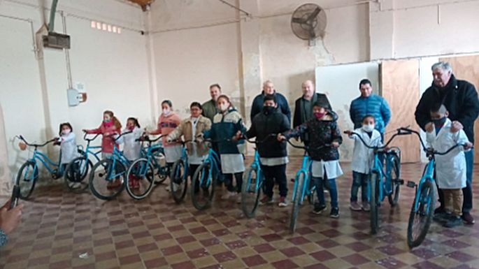 Entregan bicicletas  en las escuelas rurales
