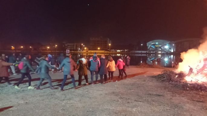 Fuego y baile en la tradicional "Fogata de Sant Joan"
