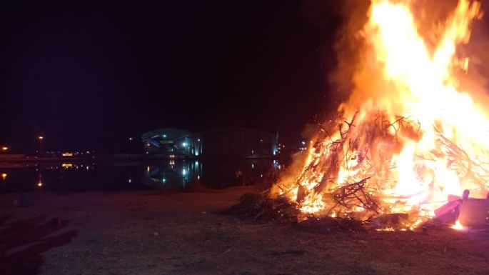 Fuego y baile en la tradicional "Fogata de Sant Joan"