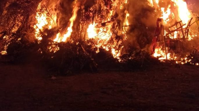 Fuego y baile en la tradicional "Fogata de Sant Joan"