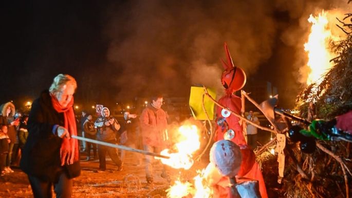 Fuego y baile en la tradicional "Fogata de Sant Joan"