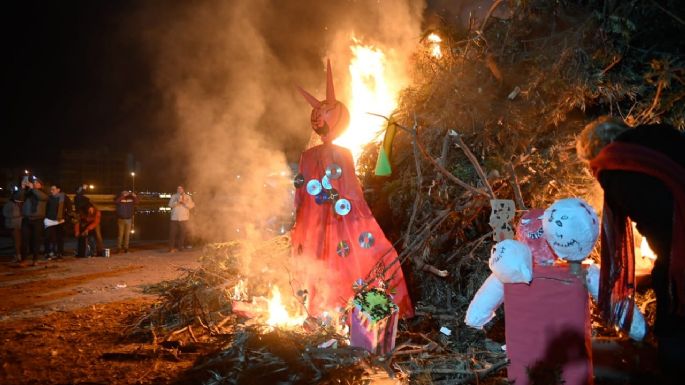 Fuego y baile en la tradicional "Fogata de Sant Joan"
