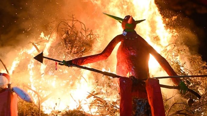 Fuego y baile en la tradicional "Fogata de Sant Joan"