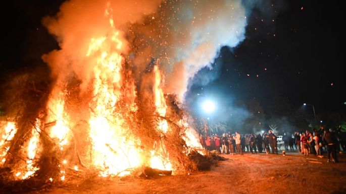 Fuego y baile en la tradicional "Fogata de Sant Joan"