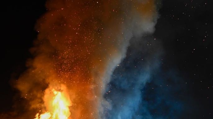 Fuego y baile en la tradicional "Fogata de Sant Joan"