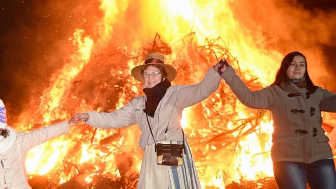 Fuego y baile en la tradicional "Fogata de Sant Joan"