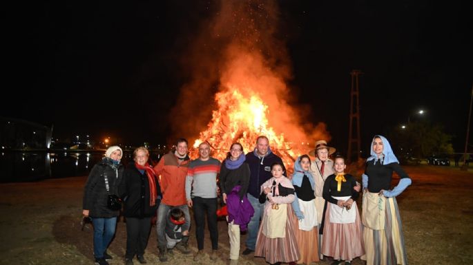 Fuego y baile en la tradicional "Fogata de Sant Joan"