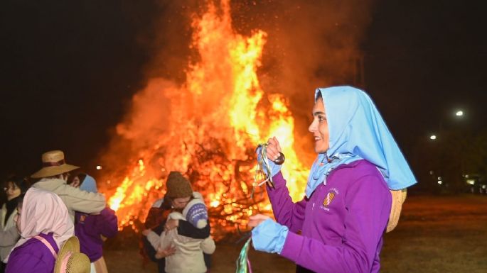 Fuego y baile en la tradicional "Fogata de Sant Joan"