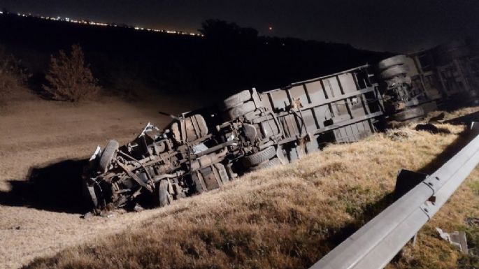 Choque de camiones provocó el vuelco de uno de ellos en la autopista