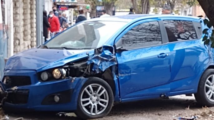 Imprudente conductor chocó contra un auto y terminó con su vehículo sobre la vereda