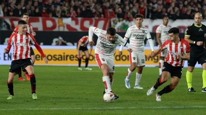 Newell's venció 2 a 0 a Estudiantes en La Plata y es único líder