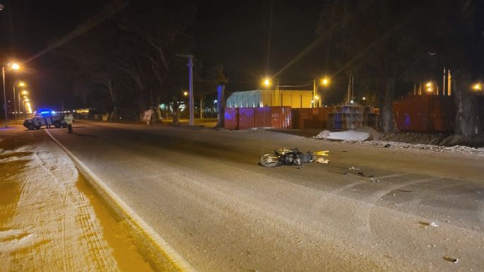 Fractura expuesta y lesiones leves para dos jóvenes que perdieron el control de una moto y cayeron