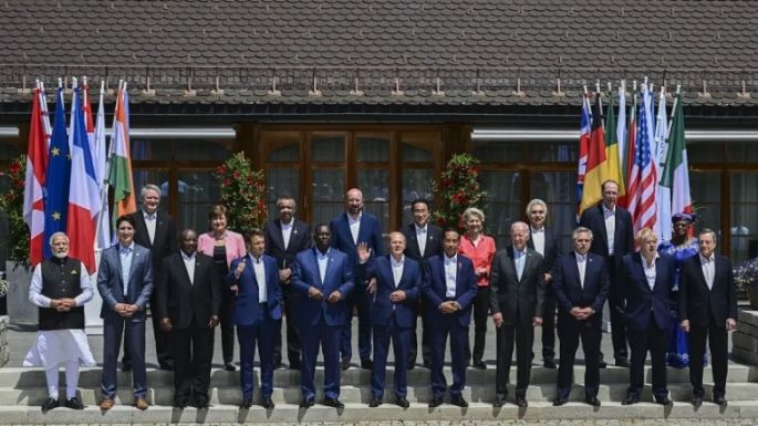 G7: Fernández, entre Biden y Boris Johnson, en la foto protocolar