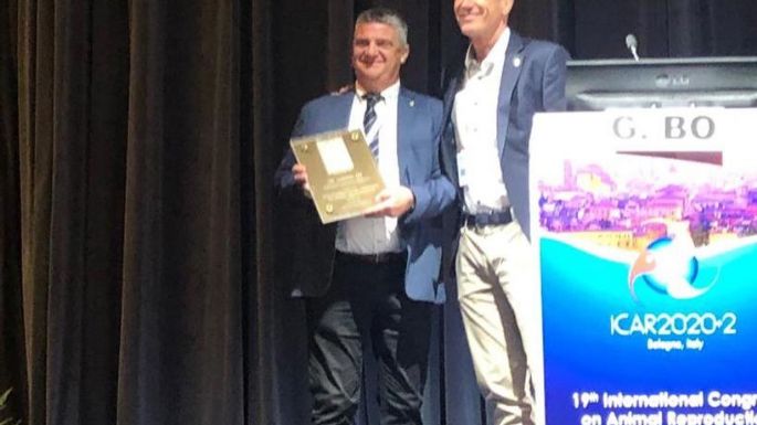 Docente de Veterinaria de la UNVM recibió el mayor premio de reproducción bovina del mundo