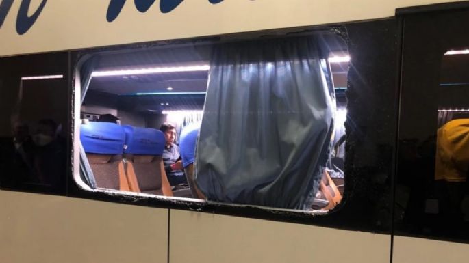 Atacaron el ómnibus de Boca y le rompieron vidrios a piedrazos en San Pablo