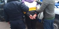 Personal policial ingresa a Stefanía Sánchez a la sede de la Unidad Judicial, que funciona en el edificio de la Comisaría de Distrito local