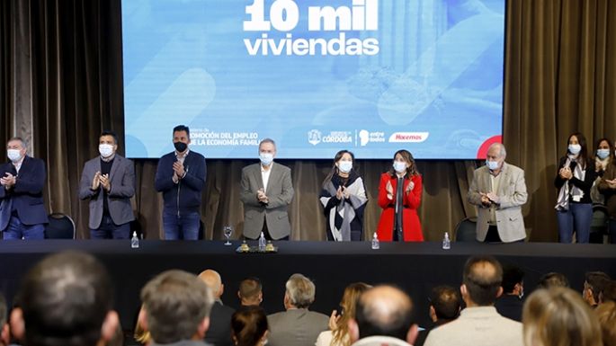 Schiaretti firmó con 387 municipios el plan la construcción de 10 mil viviendas