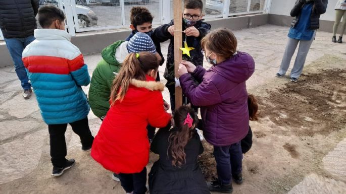 Un árbol recuerda al cabo Roberto Adrián Busto en la escuela San Martín